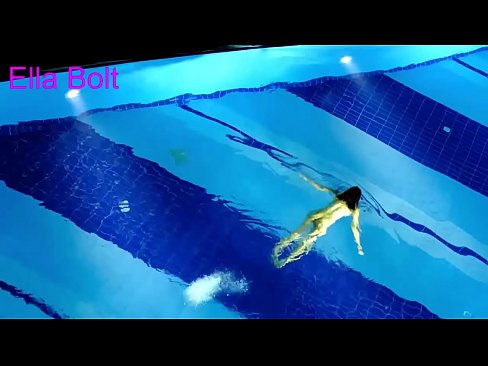 ❤️ Nu mă pot opri din privit, tânără blondă surprinsă înotând goală în piscina stațiunii ELLA BOLT ❤❌  at porn ro.pi-porno.ru